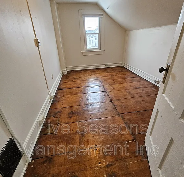 432 Colchester Ave — Photo 14