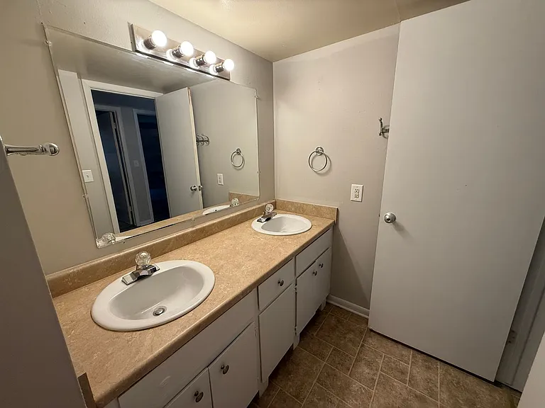 Executive House West — Photo 8