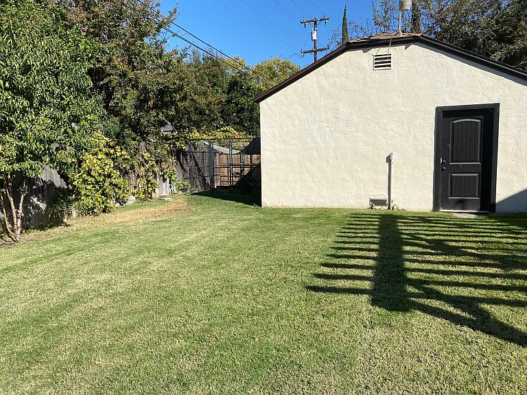 223 E University Ave — Photo 31