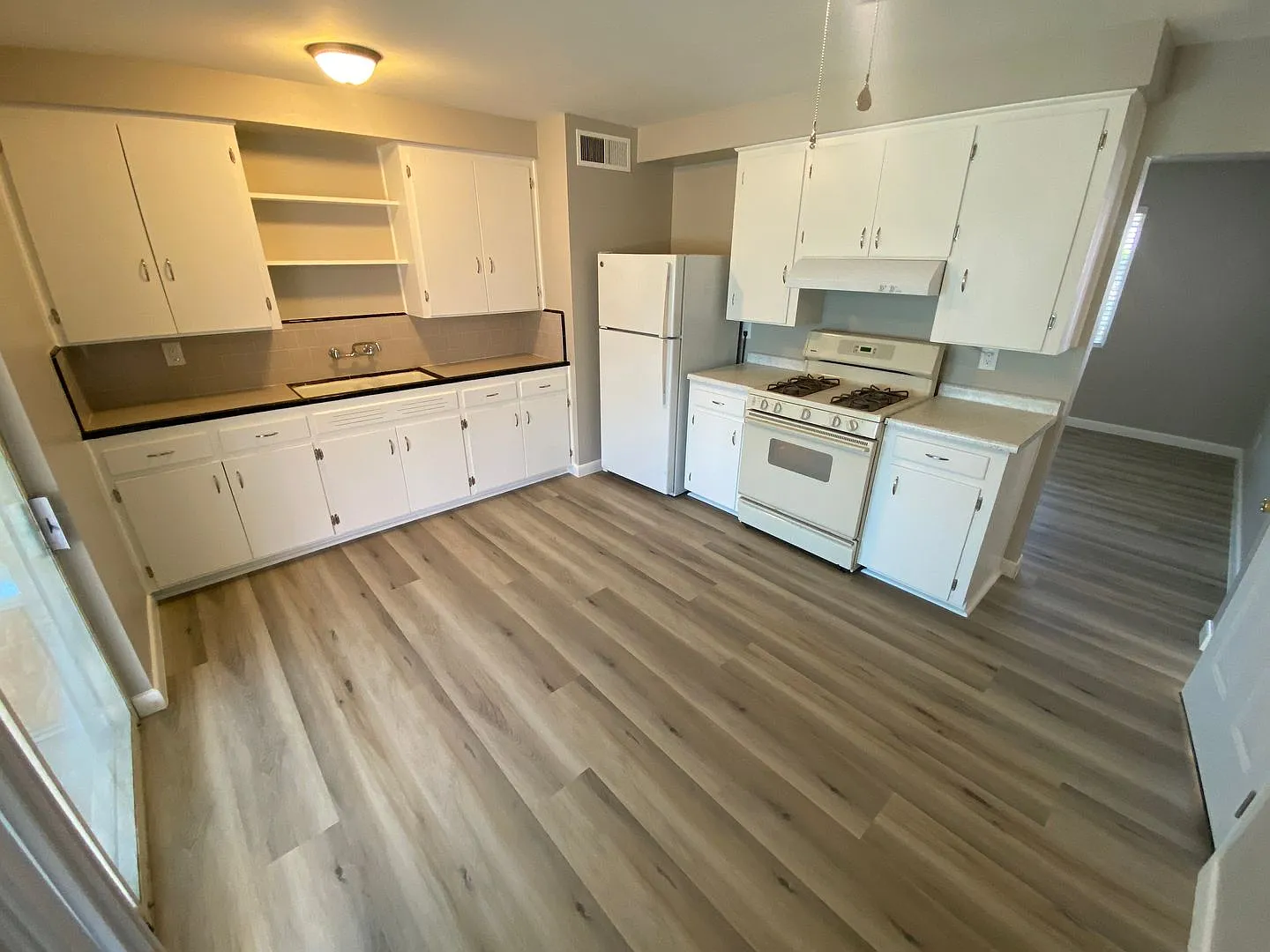 2 Bedroom, 1 Bathroom in Youngtown — Photo 4