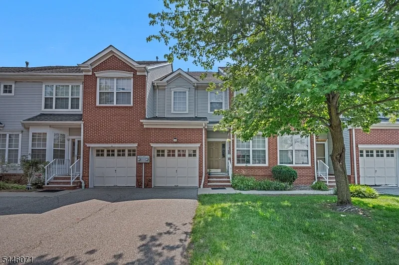 3 bed, 2.5 bath, 1719 sqft, $4,200 — Photo 2