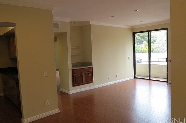1st image of 13920 Moorpark St APT 105