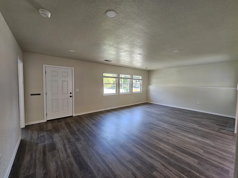 9616 Melrose Ave — Photo 10