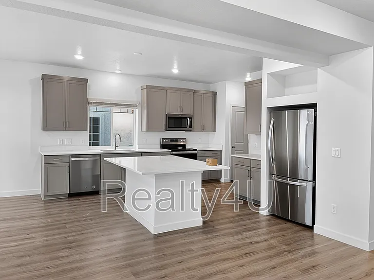 138 E Crown Point Dr — Photo 4