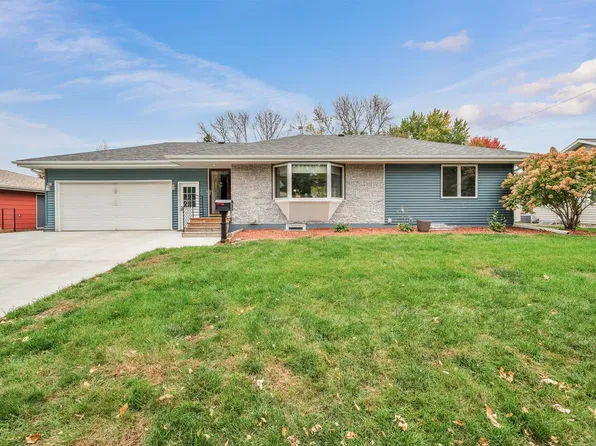 902 8th St, Spirit Lake, IA 51360