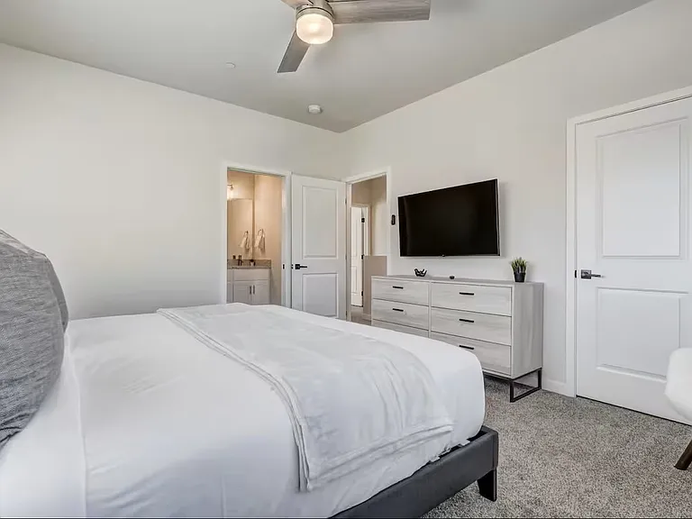 2220 E La Salle St — Photo 13