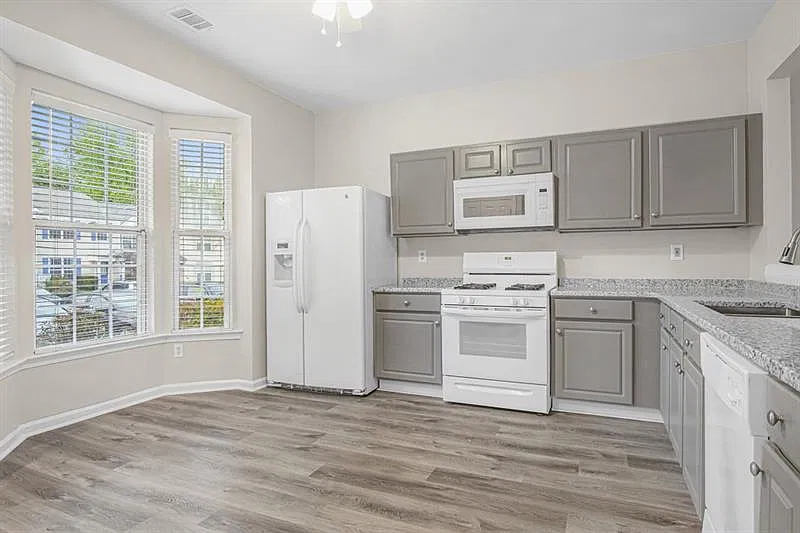 3 bed, 2.5 bath, 1456 sqft, $2,100 — Photo 3