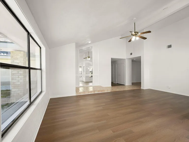 7415 Creekfield Dr — Photo 12