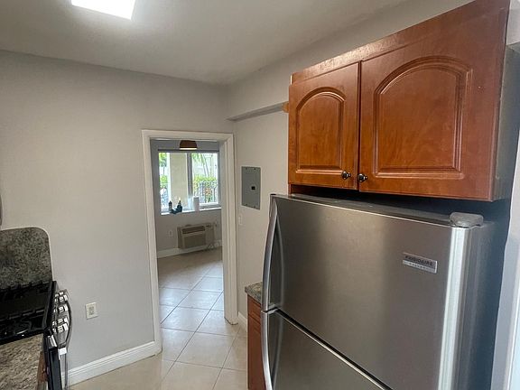 5th image of 125 Edgewater Dr APT 3