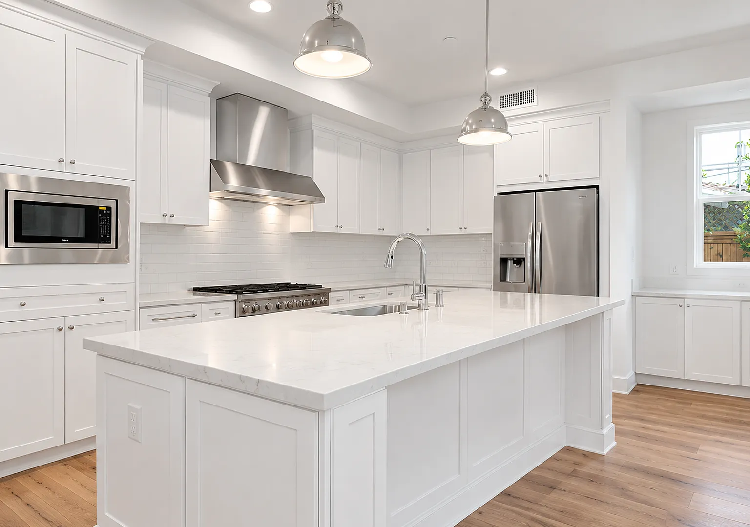 Beautifully Updated 4-Bedroom Home in Prime Palms Location — Photo 2