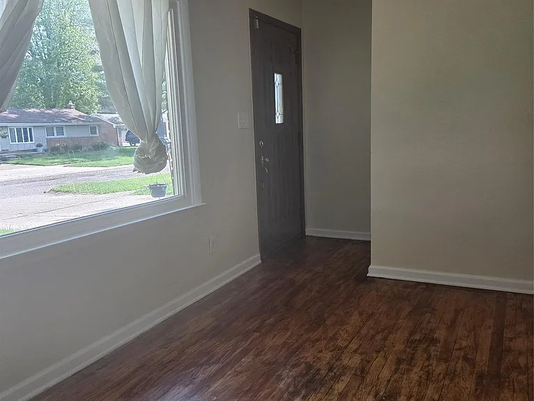23654 Whitley Dr — Photo 2