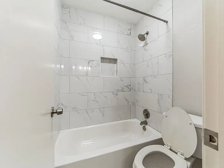 700 Meadowglen Dr — Photo 20