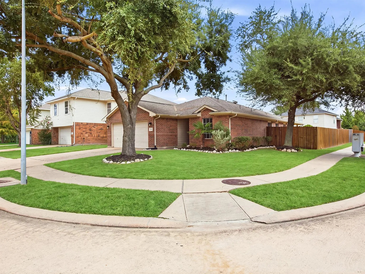 3 bed, 2.0 bath, 1548 sqft, $2,100 — Photo 4