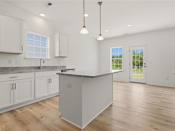 4th image of 228 Waylon Ct