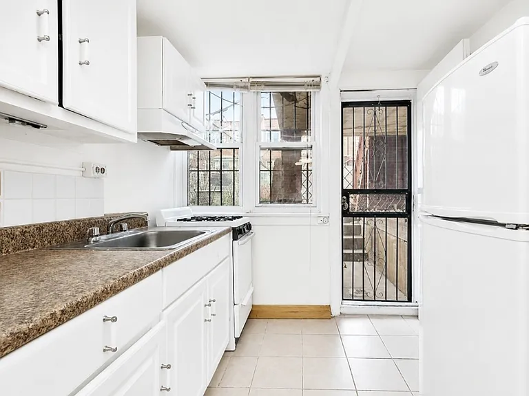 125 E 38th St #1 — Photo 3