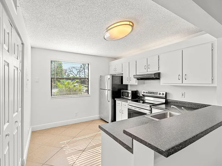 5701 Riverside Dr #106B6 — Photo 4