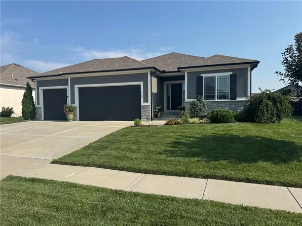 213 SW Davenport Dr, Blue Springs, MO 64014