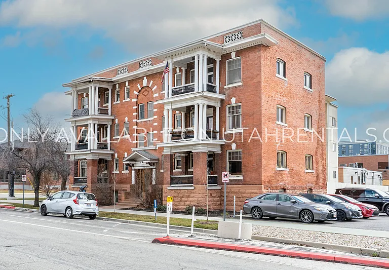 276 E Broadway St #S2 — Photo 14