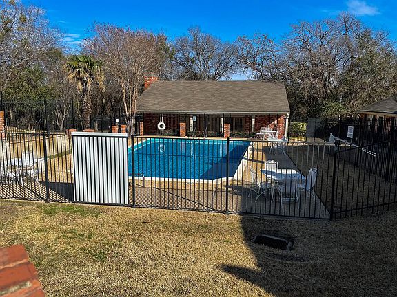 2nd image of 5006 Lake Shore Dr