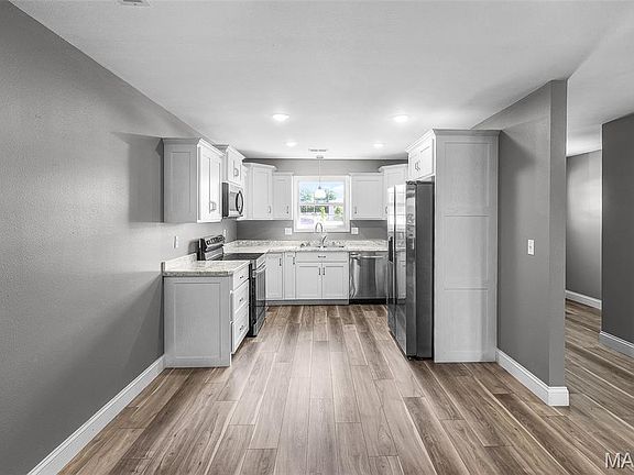 4th image of 400 E Deerwood Dr