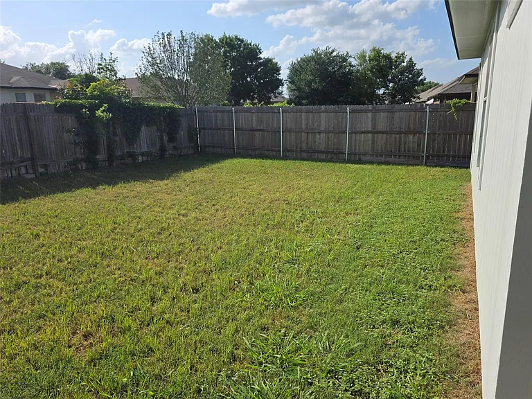 319 Riverwalk Dr — Photo 3