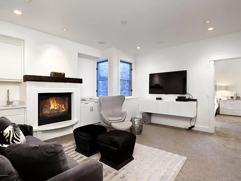 533 W Francis St — Photo 19