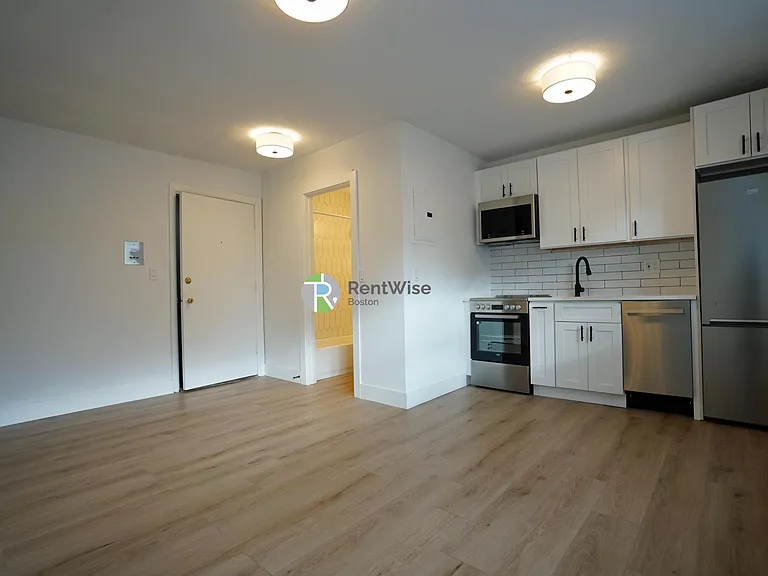740 E 7th St — Photo 9