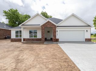 911 E Buchanan St, Prairie Grove, AR 72753