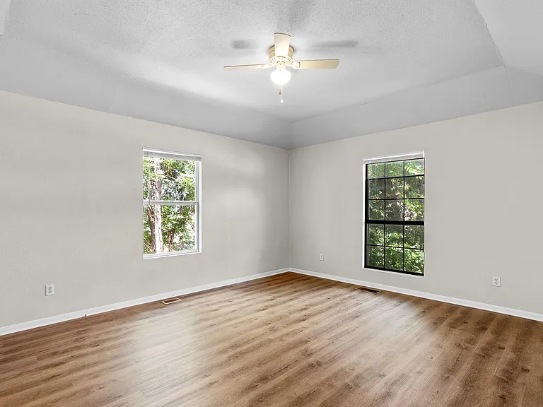1628 Gordon St — Photo 9
