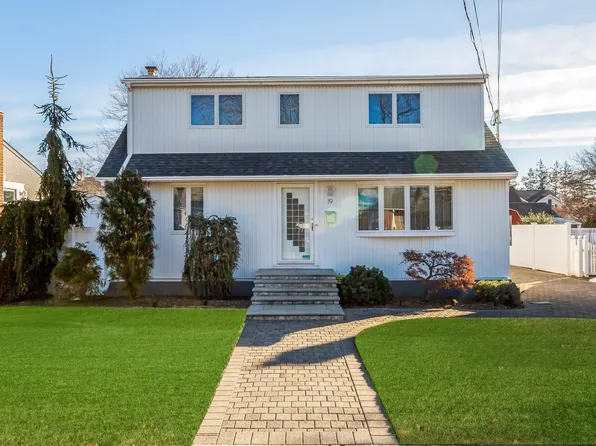 19 Roosevelt Avenue, Massapequa Park, NY 11762