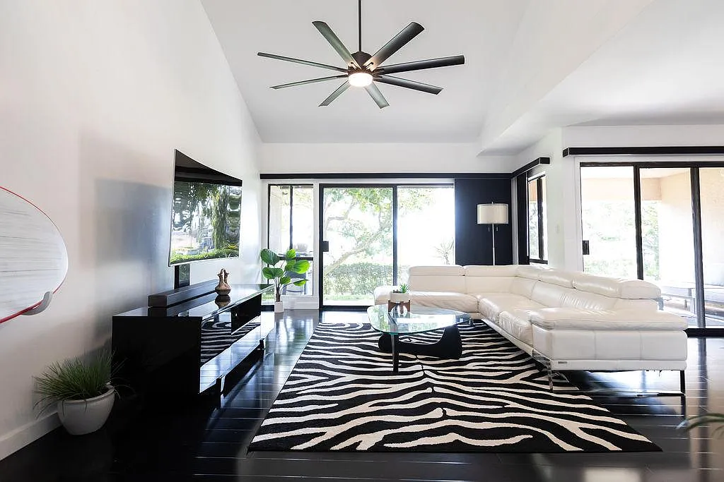 Photo 2 of 23 - 321 Kaelepulu Dr #B - Kailua, HI Living area - 321 Kaelepulu Dr #B