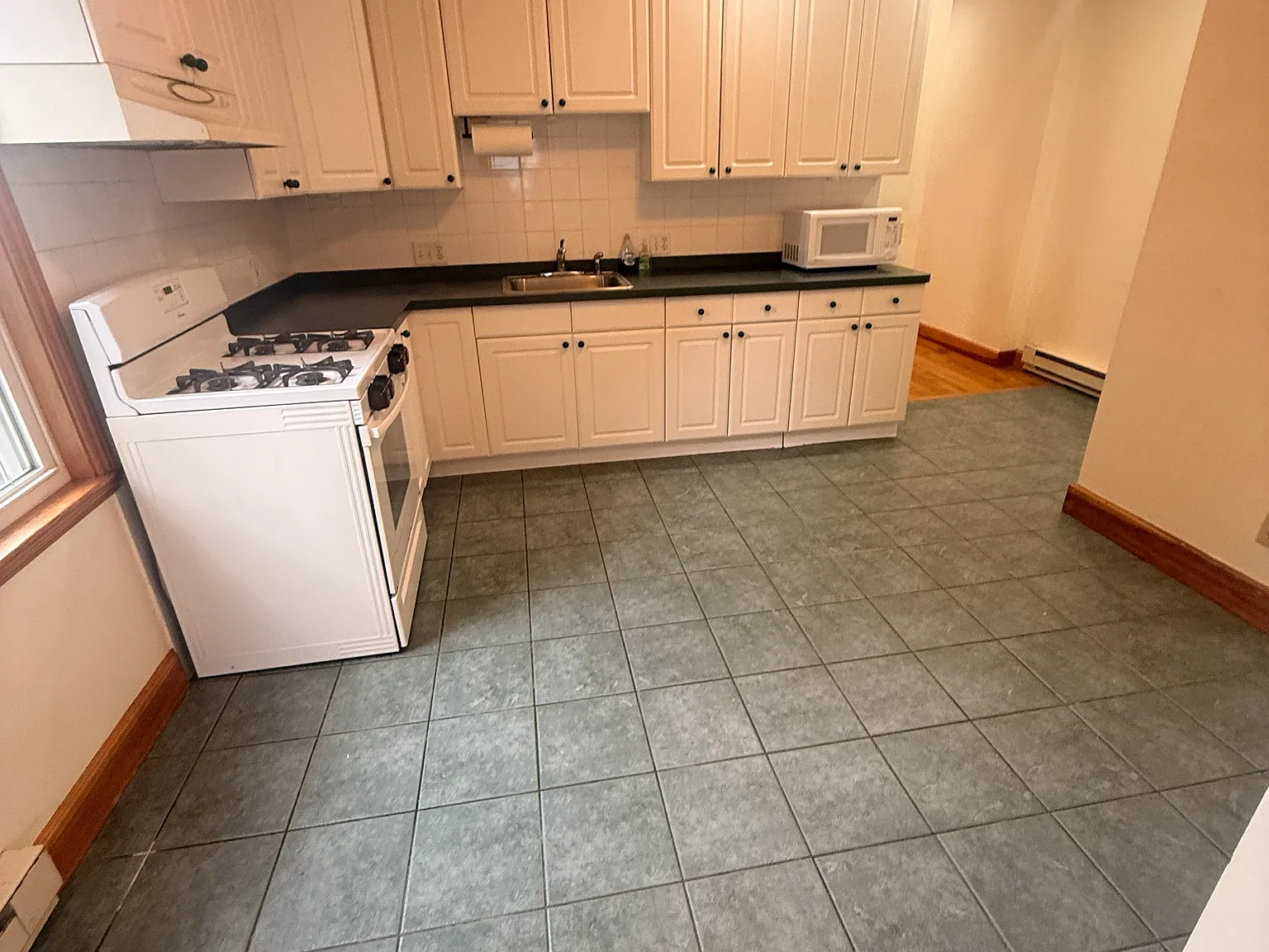 2 bed, 900 sqft, $2,500 — Photo 2