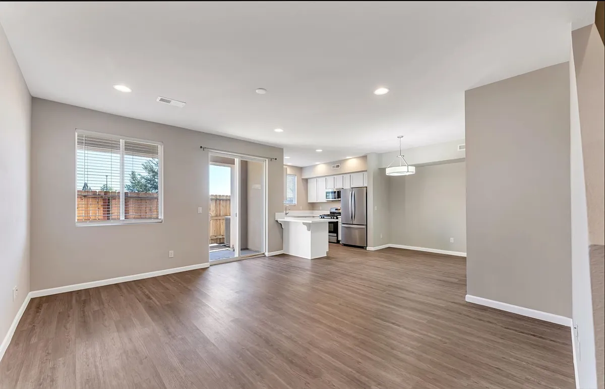 Building Photo - 2230 Altamira Dr