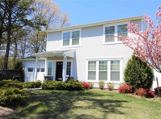 31 Pondview Cir, Shirley, NY 11967