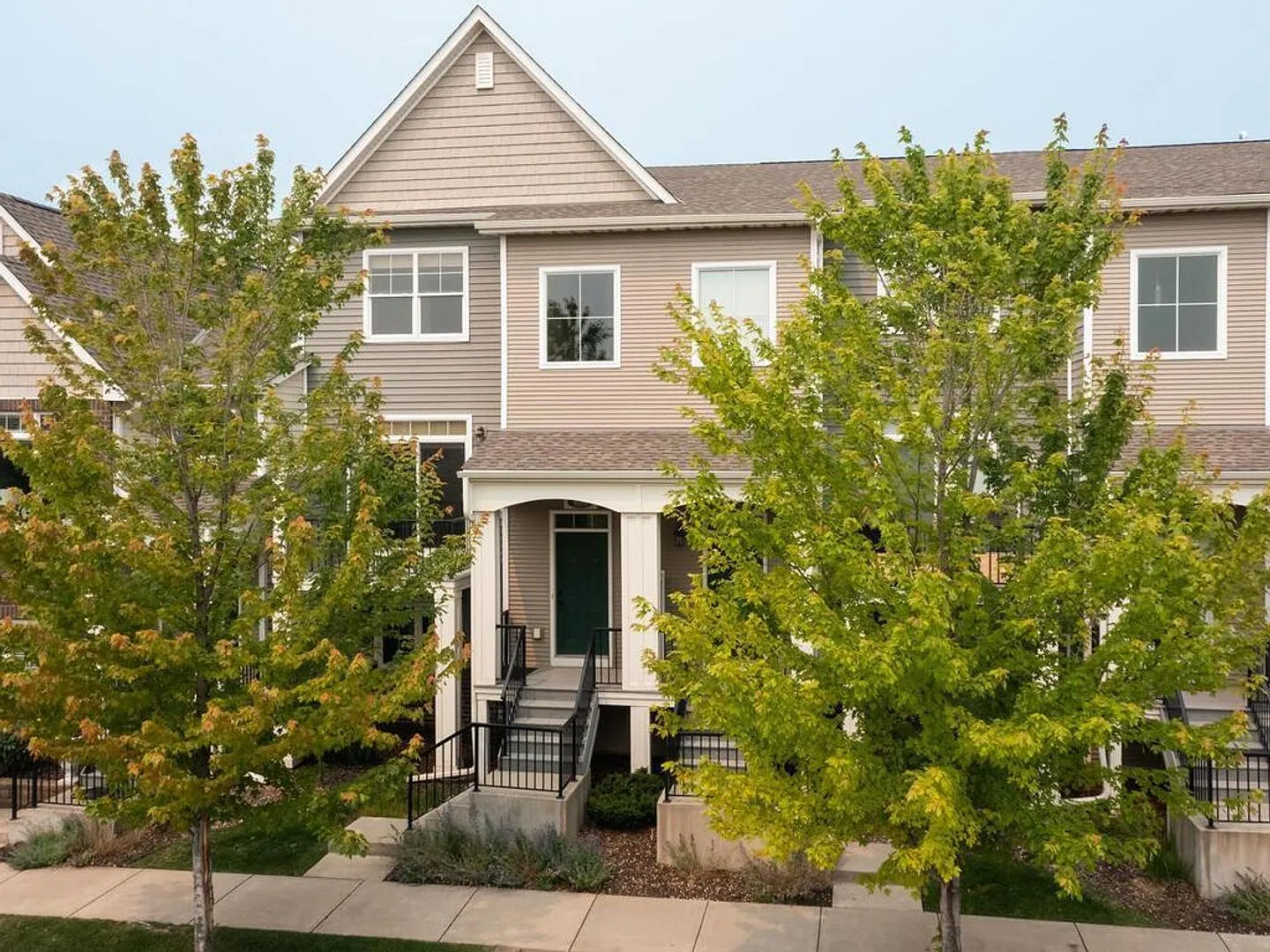 Exceptional Maple Grove 4 bed, 3 bath spacious townhome for rent. — Photo 1