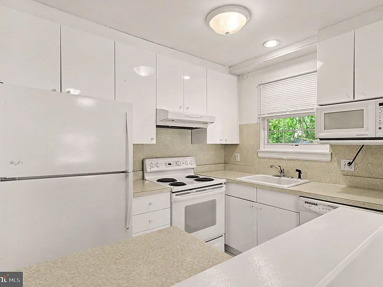 831 Jackson St #A — Photo 9