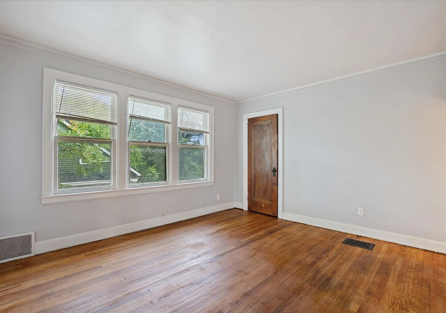 15758 Mendota - GSP Realty 5 LLC — Photo 4