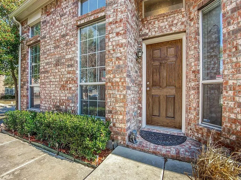 11447 Chaucer Dr — Photo 2