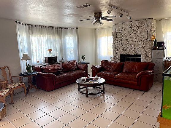 Living Room Picture 2
