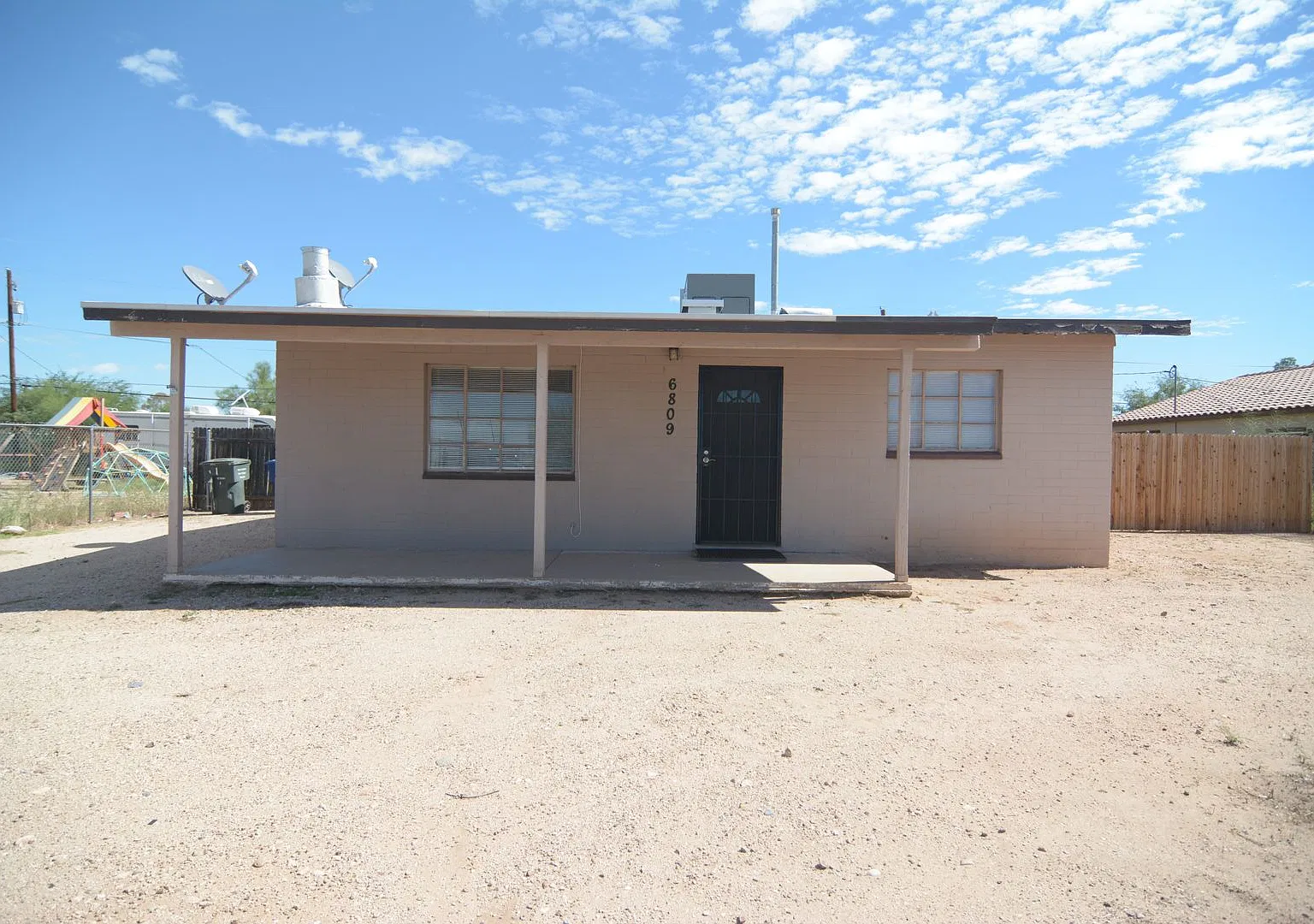 Charming 2 Bedroom 1 Bath home! Close to the Freeway! — Photo 1