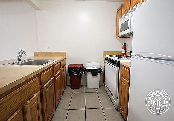 5th image of 59 Woodbine St Floor 1