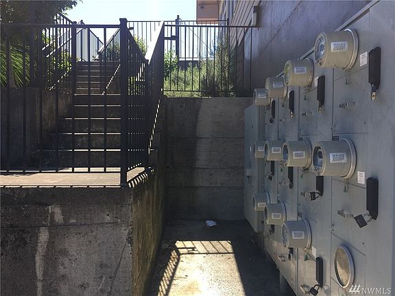 3rd image of 3415 Auburn Way S