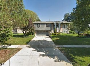 709 Cambridge Dr, Schaumburg, IL 60193
