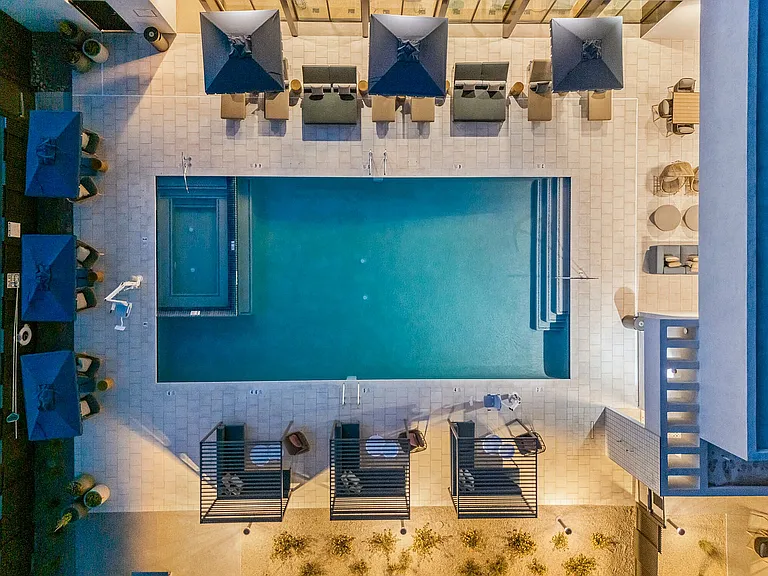 2121 - Pool