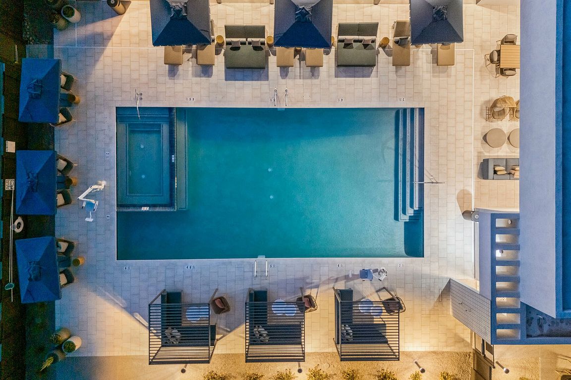 2121 - Pool