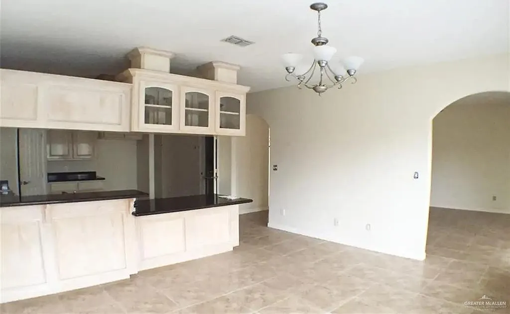3 bed, 3.5 bath, 2370 sqft, $2,000 — Photo 2