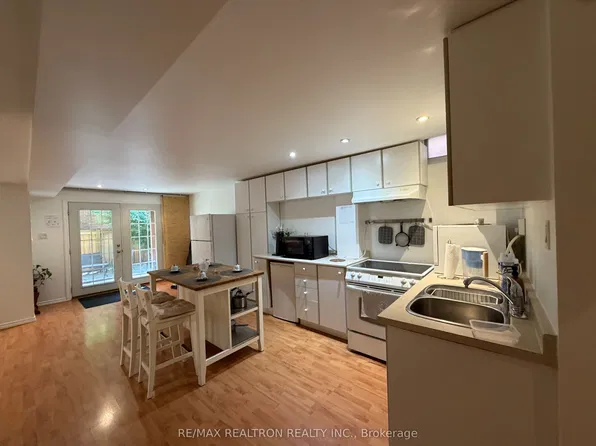 976 Cristina Ct #Basement, Mississauga, ON L5J 4S1