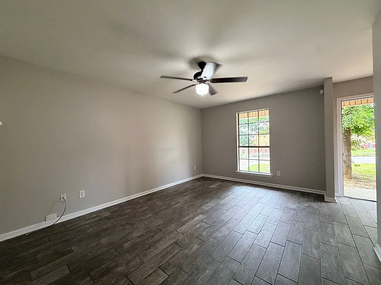 8702 White Rock Ln — Photo 2