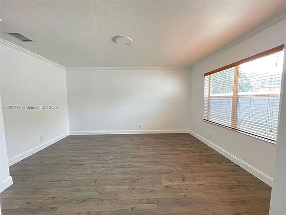 4th image of 211 E Riverbend Dr