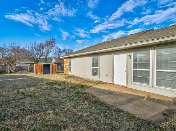 824 SE 14th St, Moore, OK 73160